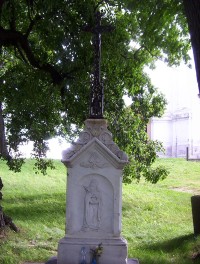 Kříž na Uhlířském vrchu před kostelem-Foto:Ulrych Mir.