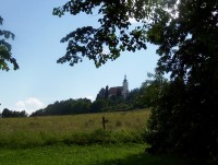 Kostel Panny Marie Pomocné na Uhlířském vrchu z lipové aleje-Foto:Ulrych Mir.