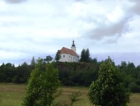 Uhlířský vrch(671,7 m) s kostelem a bývalým lomem-Foto:Ulrych Mir.