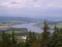 Přehrada Slezská Harta, v pozadí Bruntál s Uhlířským vrchem z rohledny Velkého Roudného-Foto:Ulrych Mir.
