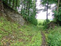 Hrad Tepenec-zbytky hradu nad kamenolomen v Bělkovickém údolí