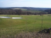 Nízký Jeseník-golfové hřiště s věží v Radíkově od silnice do Pohořan-Foto:Ulrych Mir.