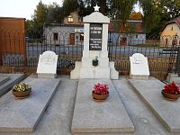 Nová Bystřice-hřbitov-pomník padlým příslušníkům RA