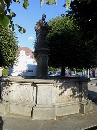 Nová Bystřice-Mírové náměstí-kašna se sochou sv. Lukáše