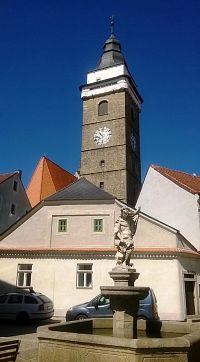 Slavonice-Horní náměstí s kašnou a kostel Nanebevzetí Panny Marie