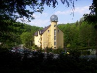 Hrubá Voda-seminární hotel Akademie z lesní cesty od hradu-Foto:Ulrych Mir.
