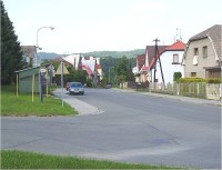 Mariánské Údolí-střed obce-silnice do Hluboček,vlevo na Posluchov a na lesní cestu do Radíkova a Sv.Kopeček-Foto:Ulrych Mir.