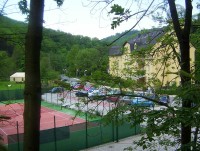Hrubá Voda-tenisové kurty a parkoviště před hotelem Akademie-Foto:Ulrych Mir.