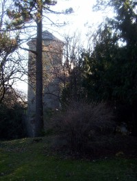 Šternberk-hradní válcová věž z parku.jpg