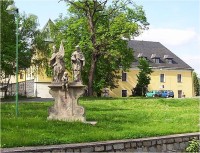 Velká Bystřice-zámek se sousoším sv.Floriána a sv.Jana Nepomuckého-Foto:Ulrych Mir.