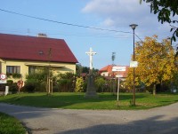 Bukovany-kříž na křižovatce ulic ke kostelu,restauraci a k chatové osadě-Foto:Ulrych Mir.