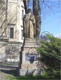 Tršice-socha před kostelem-Foto:Ulrych Mir.