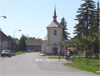 Bystrovany-náves s kaplí sv.Barbory a sv.Bartoloměje-Foto:Ulrych Mir.