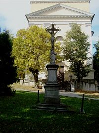 Vrbno pod Pradědem-kříž z r.1825 před kostelem sv. Michala