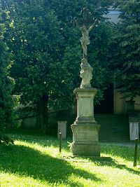 Vrbno pod Pradědem-Náměstí sv. Michala-empírový litinový kříž z kamennou výzdobou z r. 1825