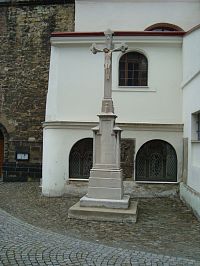 Frýdek-Místek-kamenný kříž před farním kostelem sv. Jana Křtitele