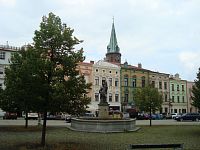 Frýdek-Místek-Zámecké náměstí s kašnou z r. 1890 s litinovou sochou sv. Floriána z r. 1863
