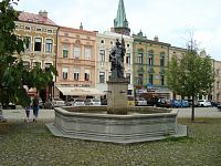 Frýdek-Místek-Zámecké náměstí s kašnou z r. 1890 s litinovou sochou sv. Floriána z r. 1863