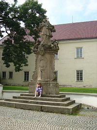 Frýdek-Místek-Zámecké náměstí se sochou sv. Jana Nepomuckého z r. 1727