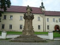 Frýdek-Místek-Zámecké náměstí se sochou sv. Jana Nepomuckého z r. 1727
