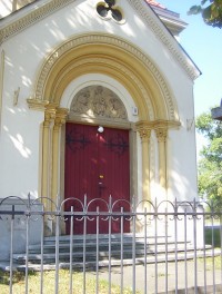 Olomouc-Topolany-vstupní portál kaple Božského srdce Páně-Foto:Ulrych Mir.