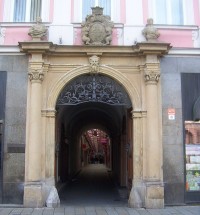 Olomouc-Horní náměstí-portál na paláci hrabat Podstátských z Prusínovic-pasáž-Foto:Ulrych Mir.