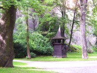 Olomouc-dřevěná zvonice v Bezručovývh sadech u vstupu do Michalské věže-Foto:Ulrych Mir.