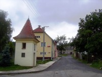 Radíkov-římskokatolická zvonice sv.Jiří z r.1932-OÚ a bývalý jezuitský panský dvůr-Foto:Ulrych Mir.