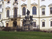Olomouc-Klášterní Hradisko-sousoší sv Jana Nepomuckého z r.1737 před průčelím kláštera-Foto:Ulrych Mir.