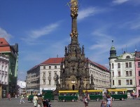 Olomouc-Horní náměstí-Sloup Nejsvětější Trojice a prohlídkový vláček-Foto:Ulrych Mir.