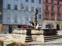Olomouc-Dolní náměstí-Herkulova kašna před domem U Černého koně-Foto:Ulrych Mir.