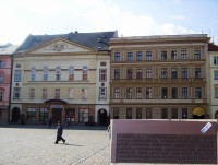Olomouc-Horní náměstí-Moravské divadlo s pamětní deskou v Divadelní uličce-Foto:Ulrych Mir.