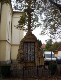 Olomouc-Hodolany-Jiráskova ul.-pomník s křížem sochami Hanačky a vojáka, obětem I.světové války z r.1924-Foto:Ulrych Mir.