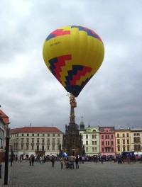 Olomouc-loučení s létem-balón nad sloupem N.Trojice-Foto:Ulrych Mir.