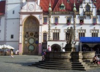 Olomouc-Horní náměstí-radnice s orlojem a Herkulova kašna-Foto:Ulrych Mir.
