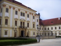 Olomouc-Klášterní Hradisko-klášter- nádvoří vojenské nemocnice se Saturnovou kašnou.jpg
