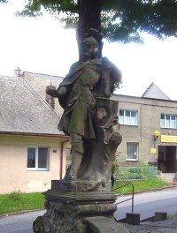 Dolany-socha u schodiště do kostela-Foto:Ulrych Mir.