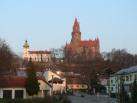 Bouzov-hrad od autobusové zastávky-Foto:Jiří Furo