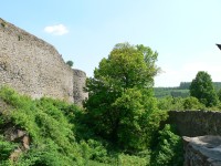 Hrad Hefštýn -hradby s hradním příkopem-Foto:Jiří Furo