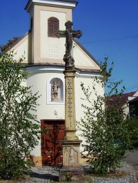 Lutín-kříž před kostelem-Foto:Ulrych Mir.