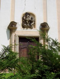 Dolany-portál bočního vchodu do kostela-Foto:Ulrych Mir.