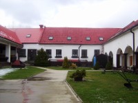 Kozov-Valáškův grunt-restaurace a hotel-nádvoří-Foto:Ulrych Mir.