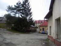 Kozov-náves-přístup k zámečku-restauraci a hotelu Valáškův grunt-Foto:Ulrych Mir.