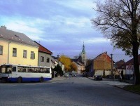 Dolany-kostel z návsi a vlevo cesta k zámku a kartouzce-Foto:Ulrych Mir.