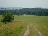 Guntramovice-kaple na cestě Česko-německého přátelství, v pozadí Malý(771 m) a Velký(780 m) Roudný(stratovulkány)