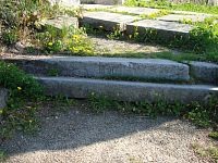 Guntramovice-schodiště ke kostelu z r. 1890 se jménem kameníka -Josef Piskoř