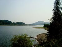 Karlovec-vodní nádrž Slezská Harta-v pozadí Velký Roudný