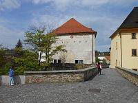 Český Krumlov-most na Horní a bývalé jezuitské divadlo