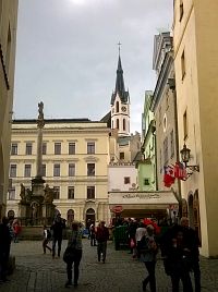 Český Krumlov-náměstí Svornosti s morovým sloupem a věž kostela sv. Víta