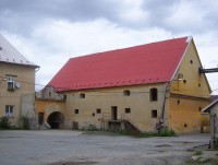 Skrbeň-dvůr a sýpka v areálu dvora bývalé tvrze-Foto:Ulrych Mir.